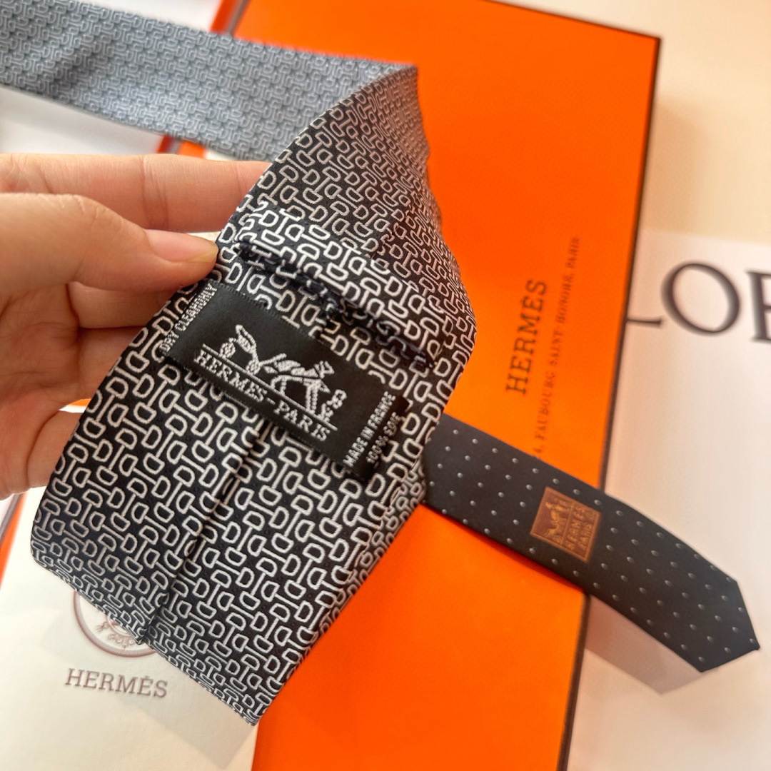 特 领带新款出货啦‼️‼️爱马仕男士新款领带系列👔👔，让男士可以充分展示自己个性。100%顶级斜纹真丝手