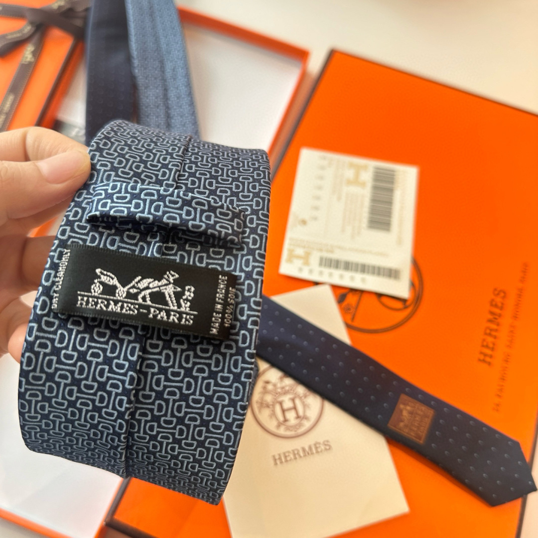 特 领带新款出货啦‼️‼️爱马仕男士新款领带系列👔👔，让男士可以充分展示自己个性。100%顶级斜纹真丝手