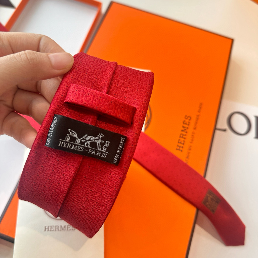 特 领带新款出货啦‼️‼️爱马仕男士新款领带系列👔👔，让男士可以充分展示自己个性。100%顶级斜纹真丝手