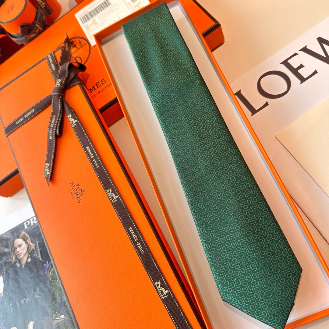特 领带新款出货啦‼️‼️爱马仕男士新款领带系列👔👔，让男士可以充分展示自己个性。100%顶级斜纹真丝手