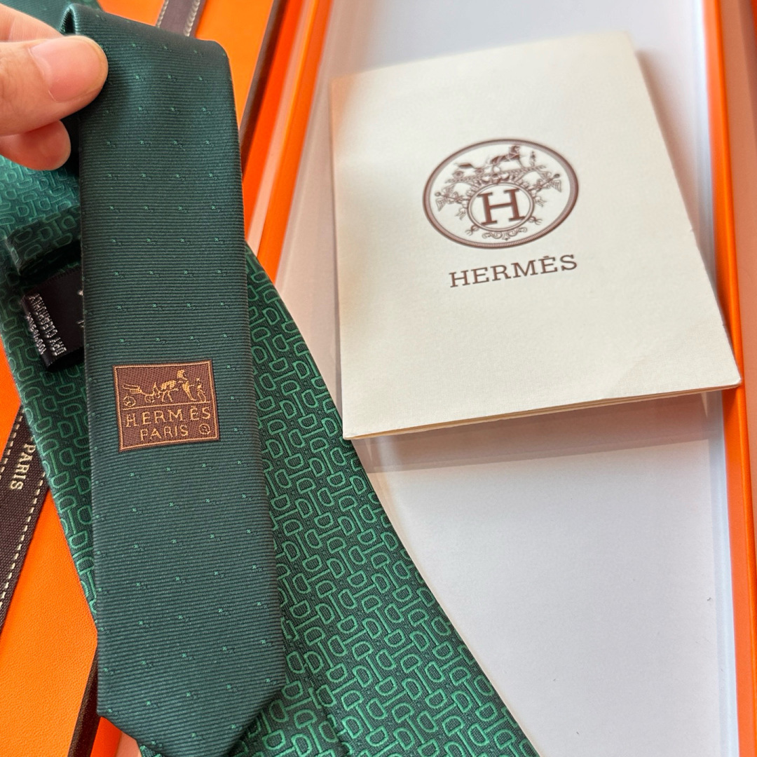 特 领带新款出货啦‼️‼️爱马仕男士新款领带系列👔👔，让男士可以充分展示自己个性。100%顶级斜纹真丝手
