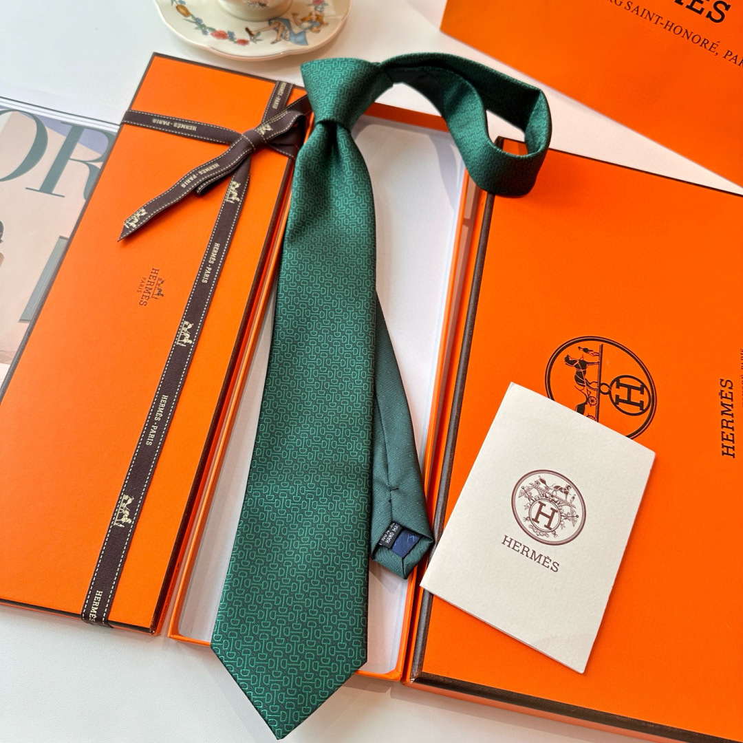 特 领带新款出货啦‼️‼️爱马仕男士新款领带系列👔👔，让男士可以充分展示自己个性。100%顶级斜纹真丝手