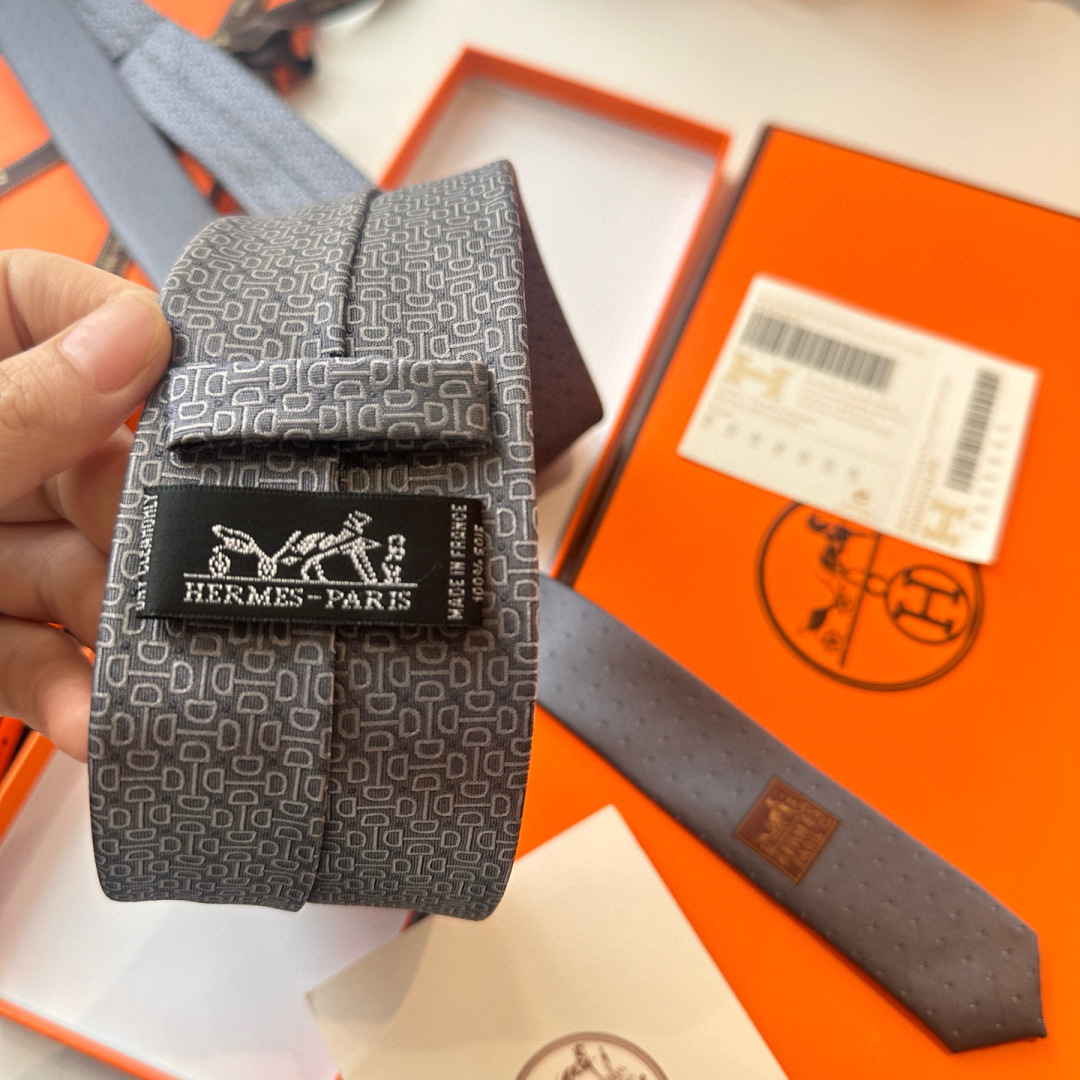 特 领带新款出货啦‼️‼️爱马仕男士新款领带系列👔👔，让男士可以充分展示自己个性。100%顶级斜纹真丝手