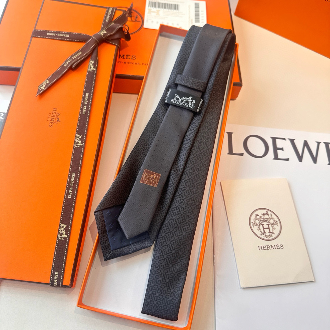 特 领带新款出货啦‼️‼️爱马仕男士新款领带系列👔👔，让男士可以充分展示自己个性。100%顶级斜纹真丝手