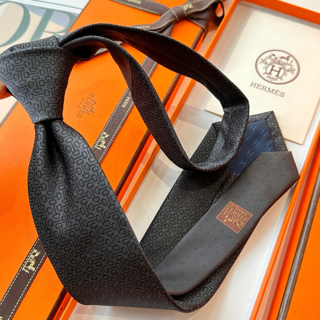 特 领带新款出货啦‼️‼️爱马仕男士新款领带系列👔👔，让男士可以充分展示自己个性。100%顶级斜纹真丝手