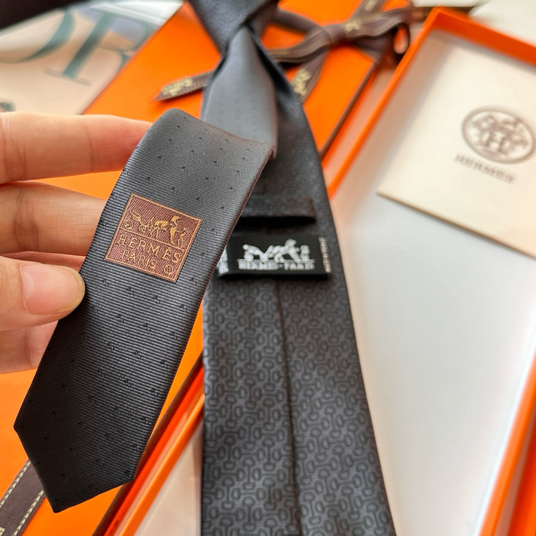 特 领带新款出货啦‼️‼️爱马仕男士新款领带系列👔👔，让男士可以充分展示自己个性。100%顶级斜纹真丝手