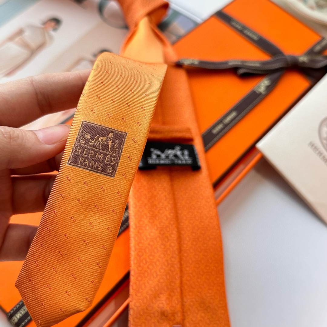 特 领带新款出货啦‼️‼️爱马仕男士新款领带系列👔👔，让男士可以充分展示自己个性。100%顶级斜纹真丝手