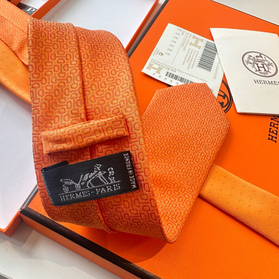 特 领带新款出货啦‼️‼️爱马仕男士新款领带系列👔👔，让男士可以充分展示自己个性。100%顶级斜纹真丝手