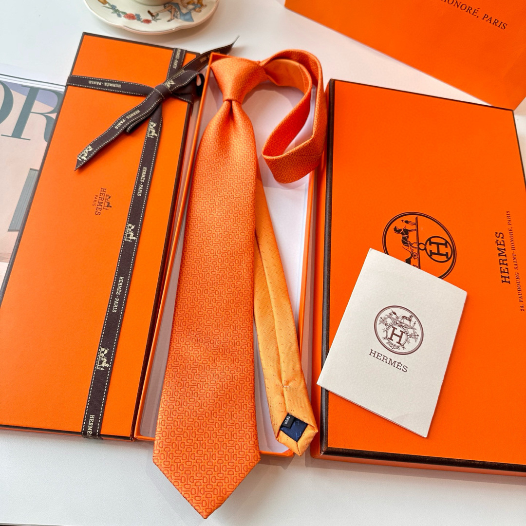 特 领带新款出货啦‼️‼️爱马仕男士新款领带系列👔👔，让男士可以充分展示自己个性。100%顶级斜纹真丝手