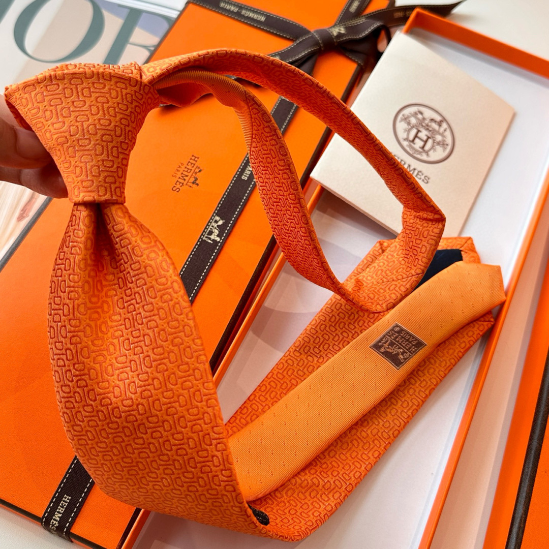 特 领带新款出货啦‼️‼️爱马仕男士新款领带系列👔👔，让男士可以充分展示自己个性。100%顶级斜纹真丝手