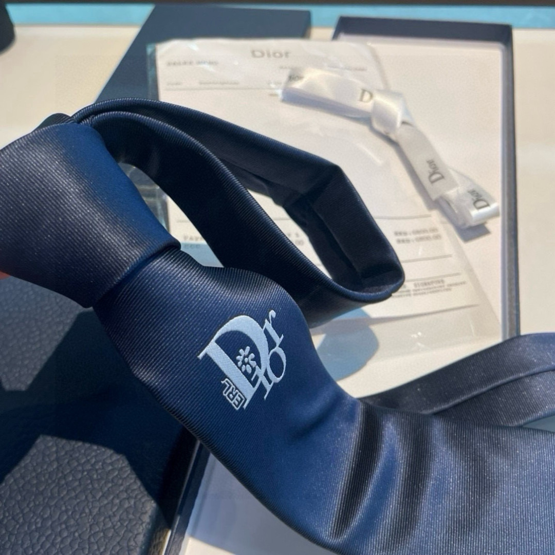 爆款到👏👏Do家新款领带 👔👔Dior男士【D家LOGO系列领带】，稀有😻😻展现精湛手工与时尚优雅的理想