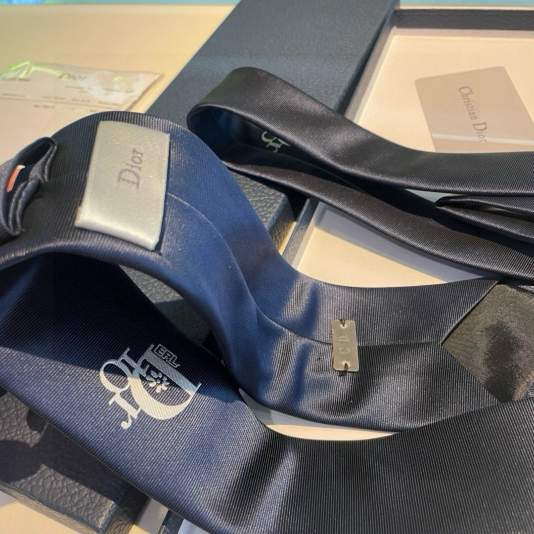 爆款到👏👏Do家新款领带 👔👔Dior男士【D家LOGO系列领带】，稀有😻😻展现精湛手工与时尚优雅的理想