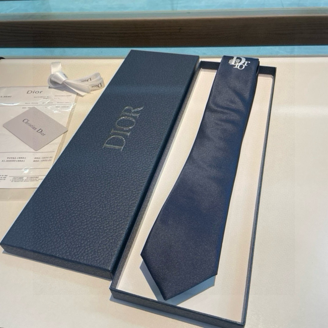 爆款到👏👏Do家新款领带 👔👔Dior男士【D家LOGO系列领带】，稀有😻😻展现精湛手工与时尚优雅的理想