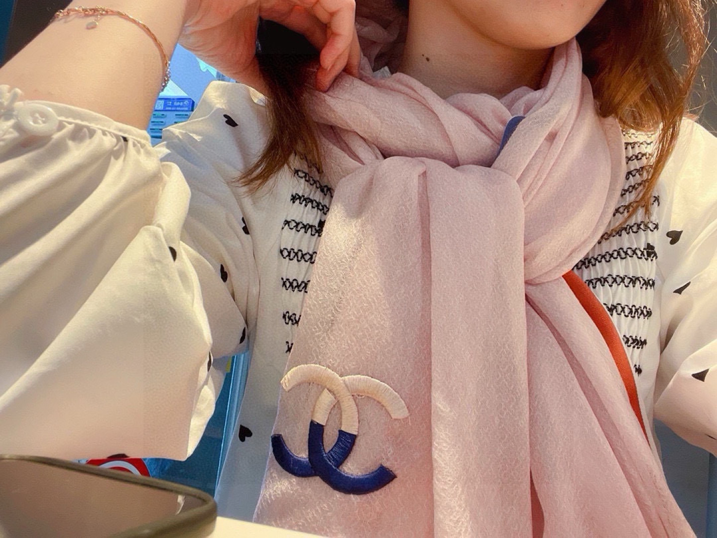 重点推荐！！！高级舒适时髦气质，相信我的就收吧！香奈儿这款触动内心的柔美围巾，无法模仿的颜色和气质！！！围巾光影下还会有