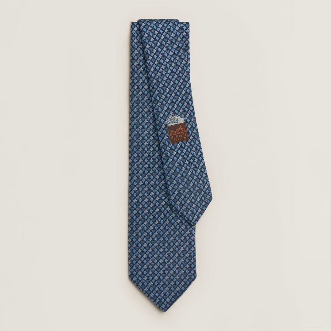 NO:710581,Special 'Card Game' Hermès tie is an indispensable item in every man's wardrobe and the origin of a story. There is only one rule to enjoy wearing it!  Hermès craftsmen in Lyon, France have been making these ties since 1949. Made in France. Width 7 cm Ties, ties, hermes, ties19860909特 《纸牌游戏》爱马仕领带是每位男士衣橱中不可或缺的单品,也是一段故事的起源.仅有一条规则享受佩戴它的乐趣！ 自1949年以来,爱马仕在法国里昂的工匠一直在制作这些领带. 法国制造. 宽度7厘米领带,领带,hermes,ties,accessory
