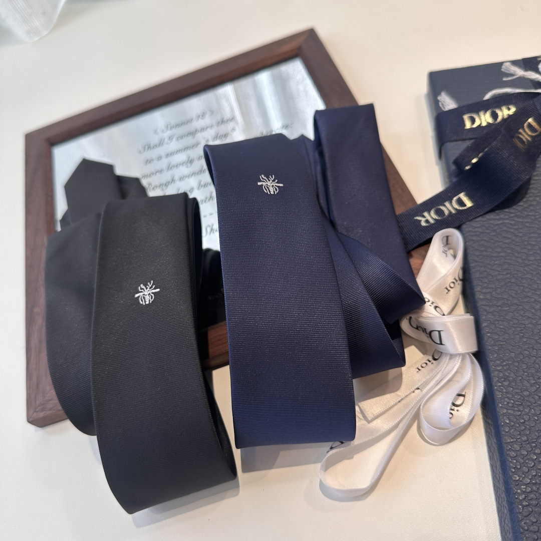 特 爆款到👏👏Do家新款领带 👔👔Dior男士【D家简约logo系列领带】，稀有😻😻展现精湛手工与时尚优