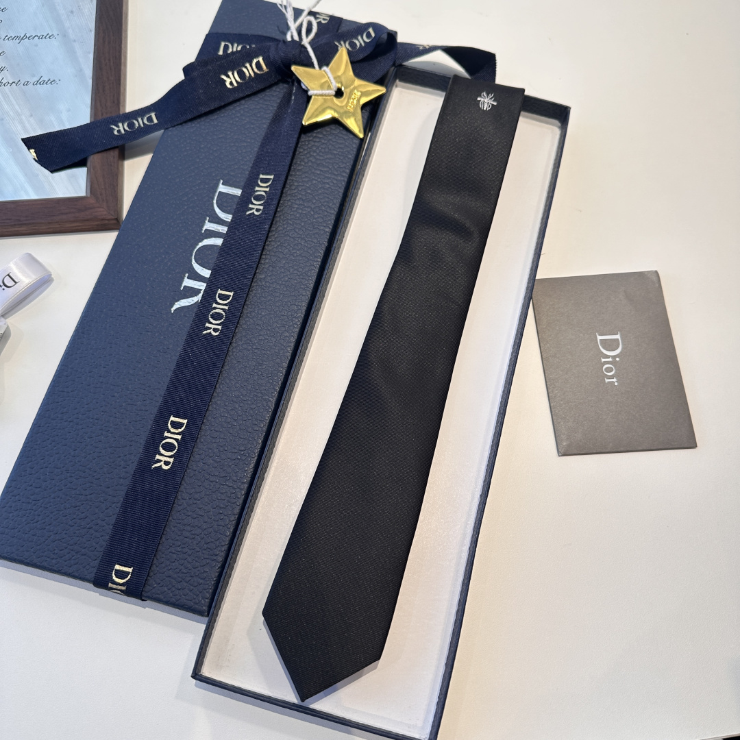 特 爆款到👏👏Do家新款领带 👔👔Dior男士【D家简约logo系列领带】，稀有😻😻展现精湛手工与时尚优