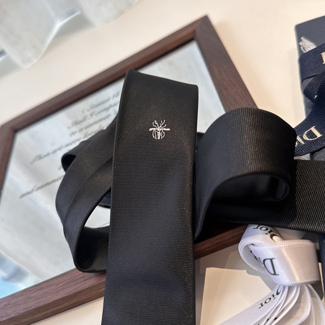 特 爆款到👏👏Do家新款领带 👔👔Dior男士【D家简约logo系列领带】，稀有😻😻展现精湛手工与时尚优