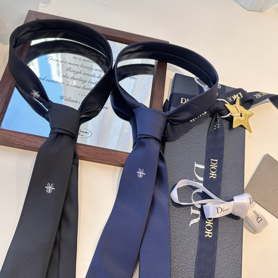 特 爆款到👏👏Do家新款领带 👔👔Dior男士【D家简约logo系列领带】，稀有😻😻展现精湛手工与时尚优