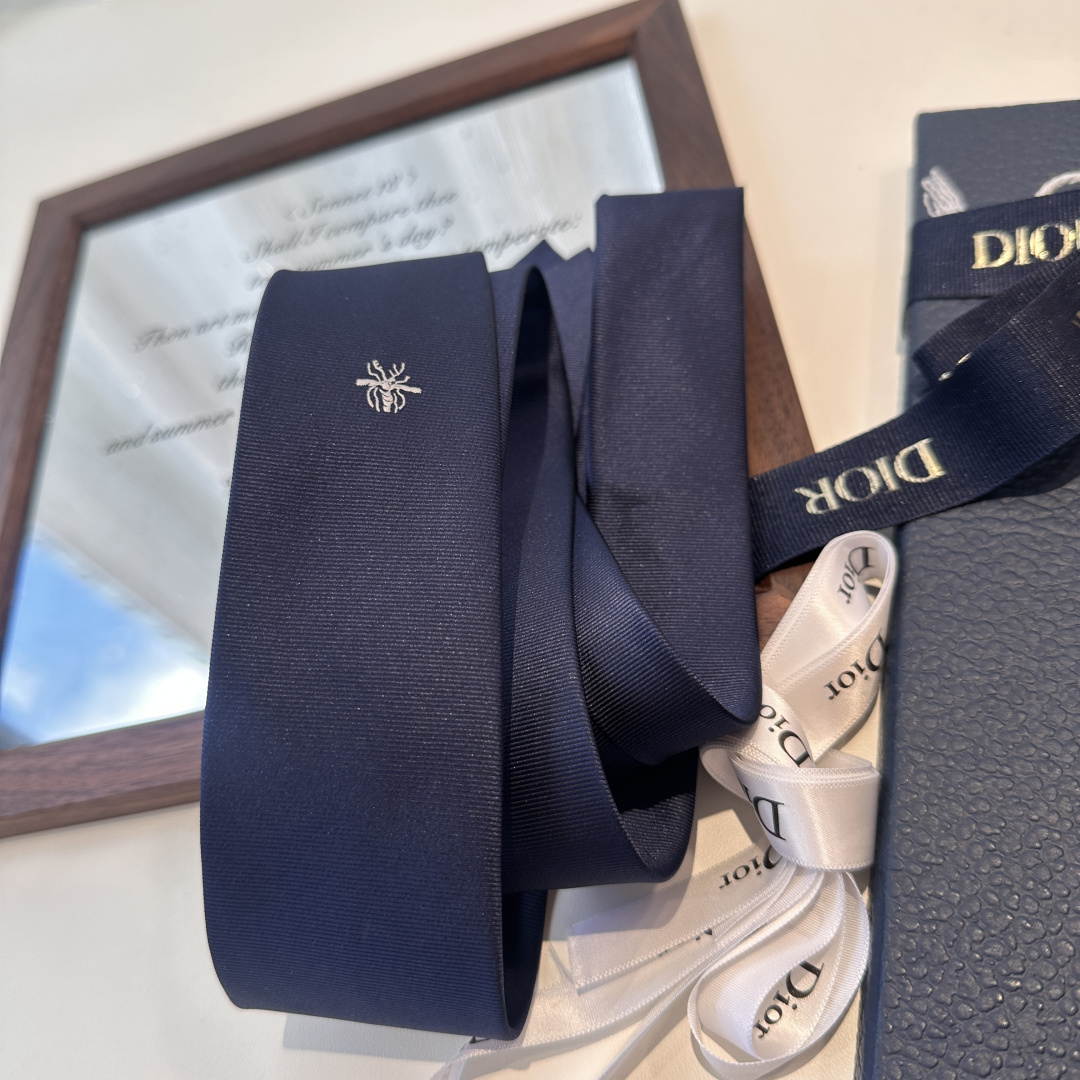 特 爆款到👏👏Do家新款领带 👔👔Dior男士【D家简约logo系列领带】，稀有😻😻展现精湛手工与时尚优
