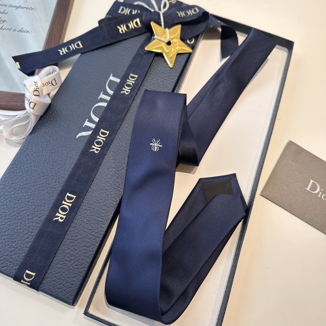 特 爆款到👏👏Do家新款领带 👔👔Dior男士【D家简约logo系列领带】，稀有😻😻展现精湛手工与时尚优