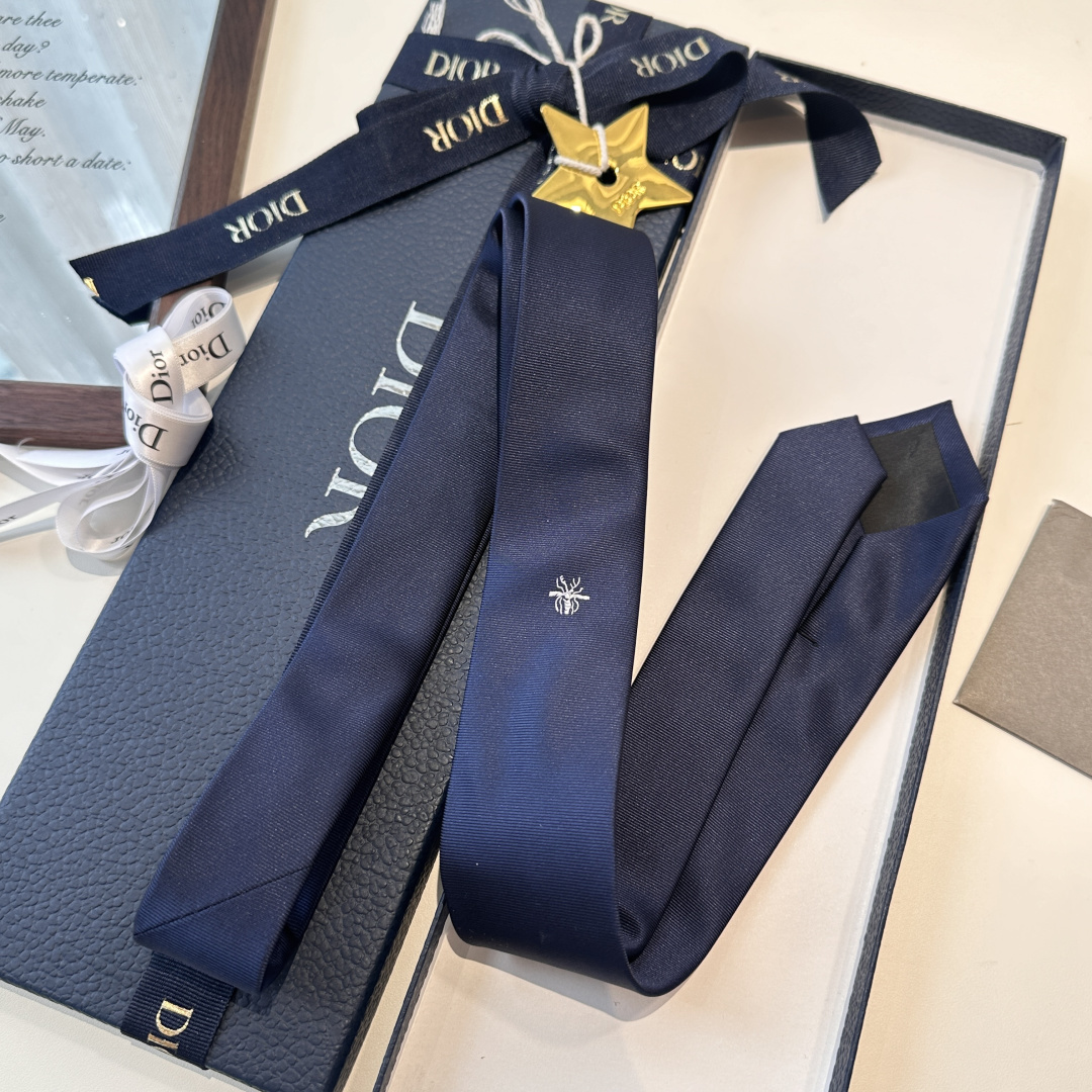 特 爆款到👏👏Do家新款领带 👔👔Dior男士【D家简约logo系列领带】，稀有😻😻展现精湛手工与时尚优