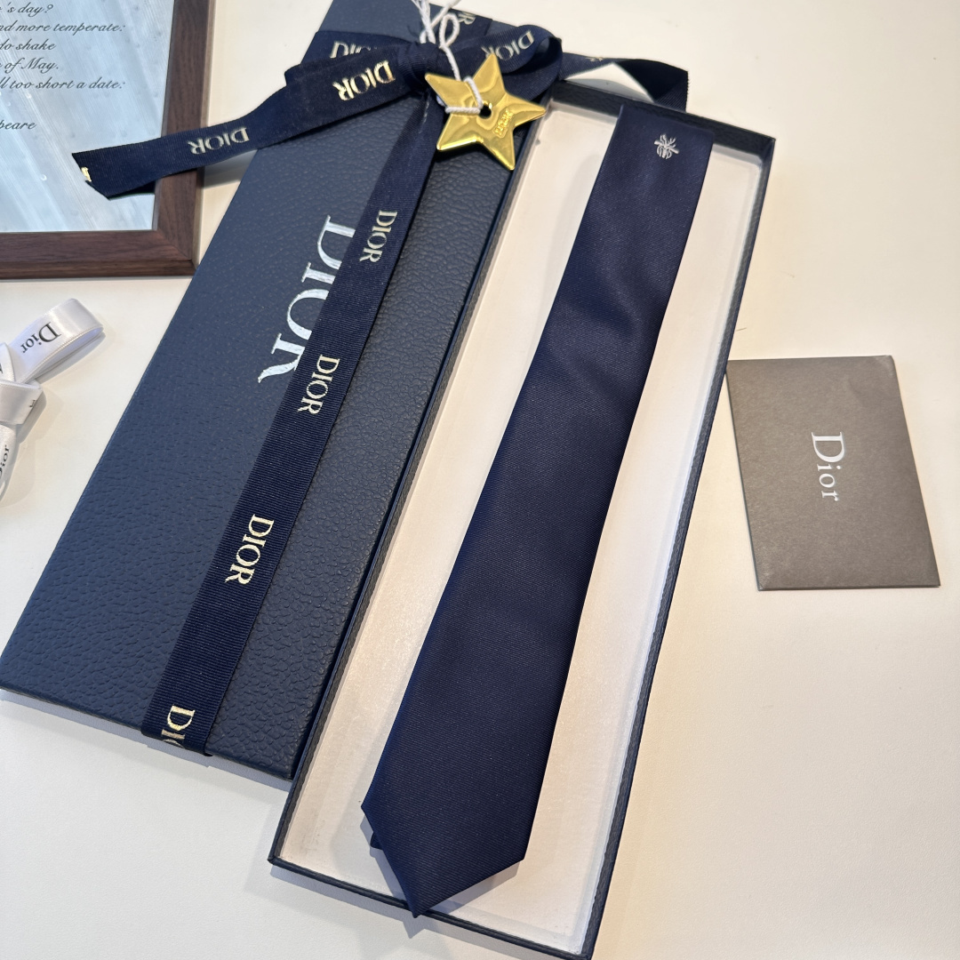 特 爆款到👏👏Do家新款领带 👔👔Dior男士【D家简约logo系列领带】，稀有😻😻展现精湛手工与时尚优