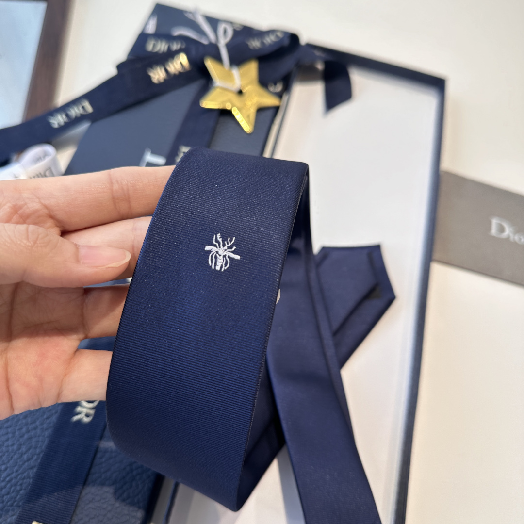 特 爆款到👏👏Do家新款领带 👔👔Dior男士【D家简约logo系列领带】，稀有😻😻展现精湛手工与时尚优