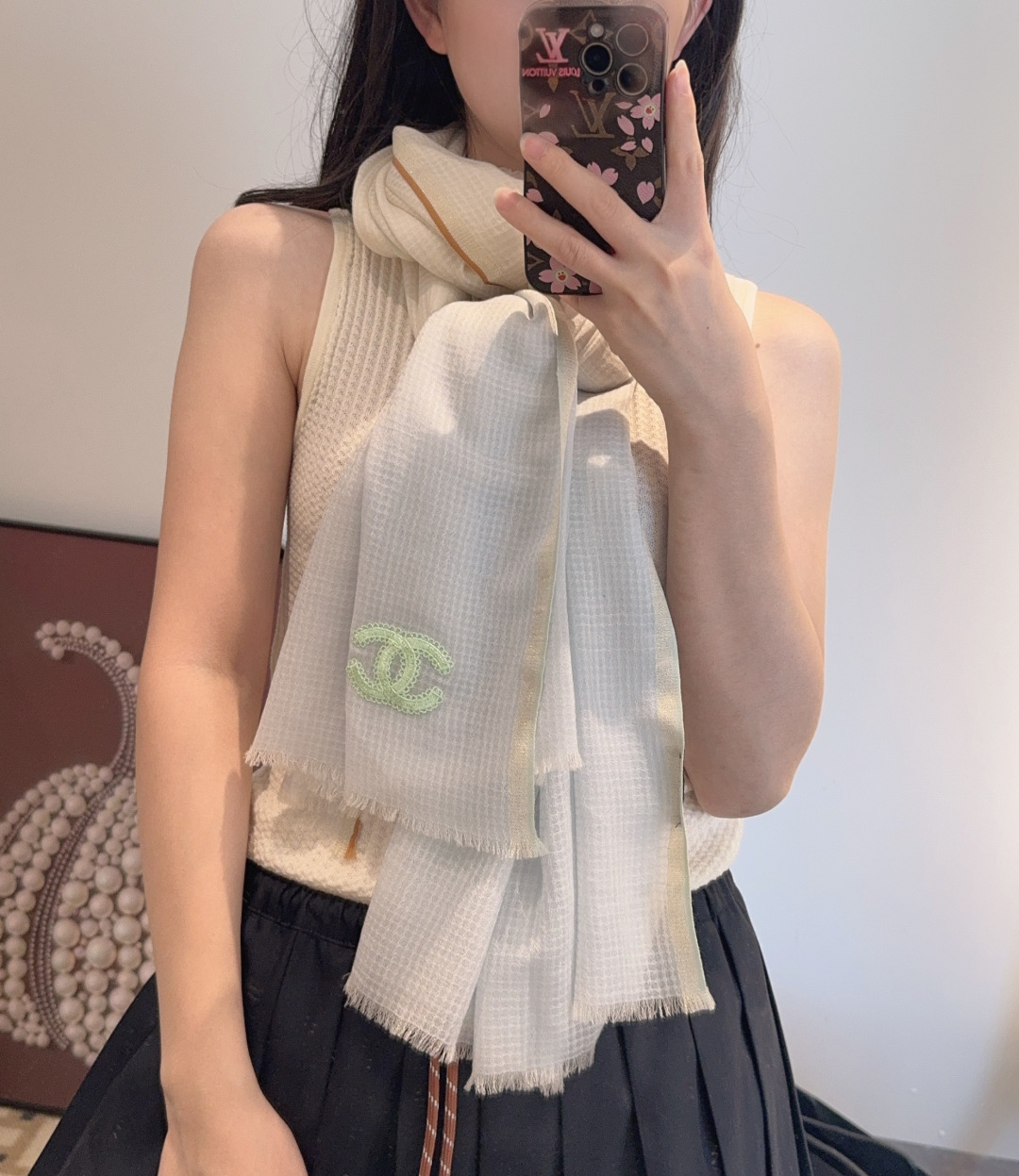 NO:711361,Chanel Chanel Cashmere Long Scarf is a palace-level product recommended for export to France!  The latest water-soluble cashmere gradient series. It has arrived at the right time. It is very suitable for spring and autumn and air-conditioned rooms. The fabric is soft, smooth, thin and has clear lines. It is an excellent cashmere raw material. It feels soft and smooth, and is extremely skin-friendly. Please hurry up. Quicker. Size 110*200cm high version scarf, high version scarf, chanel, chanel19860909香奈儿Chanel羊绒长巾殿堂级御用推荐出口法国的订单！最新水溶羊绒渐变系列.来的太是时候了非常适合春秋及空调房,柔软顺滑微薄正好纹路清晰面料是极好的羊绒原料.触感柔软顺滑,亲肤到极致.你们且手快一点.再快一点 尺寸110*200cm高版本围巾,高版本围巾,chanel,chanel,scarf