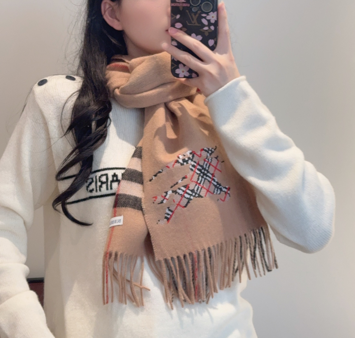 NO:711365,Burberry cross-stitch war horse is a super stylish and versatile model, the latest exported cashmere scarf for men and women with extremely good quality and great value. The hand feel is very fine and the key is that this type of cashmere scarf is very versatile and can be matched with casual jackets or business suits. It will never go wrong. The material selection is also very exquisite and is selected from Alpine cashmere. Unisex. Couple style super recommended size 190*30 high version scarf, high version scarf, burberry, jackets & coats19860909巴宝莉十字绣战马 超级有品百搭的款,绝对质量好到爆的超值最新出口男女羊绒围巾.手感细腻度非常好关键这类的非常百搭,可以搭配休闲外套也可以搭配商务西服绝对不会不会搭错的款.选料也是很考究的选自阿尔卑斯山羊绒.男女通用 情侣款超级推荐尺寸190*30高版本围巾,高版本围巾,burberry,jackets & coats,scarf