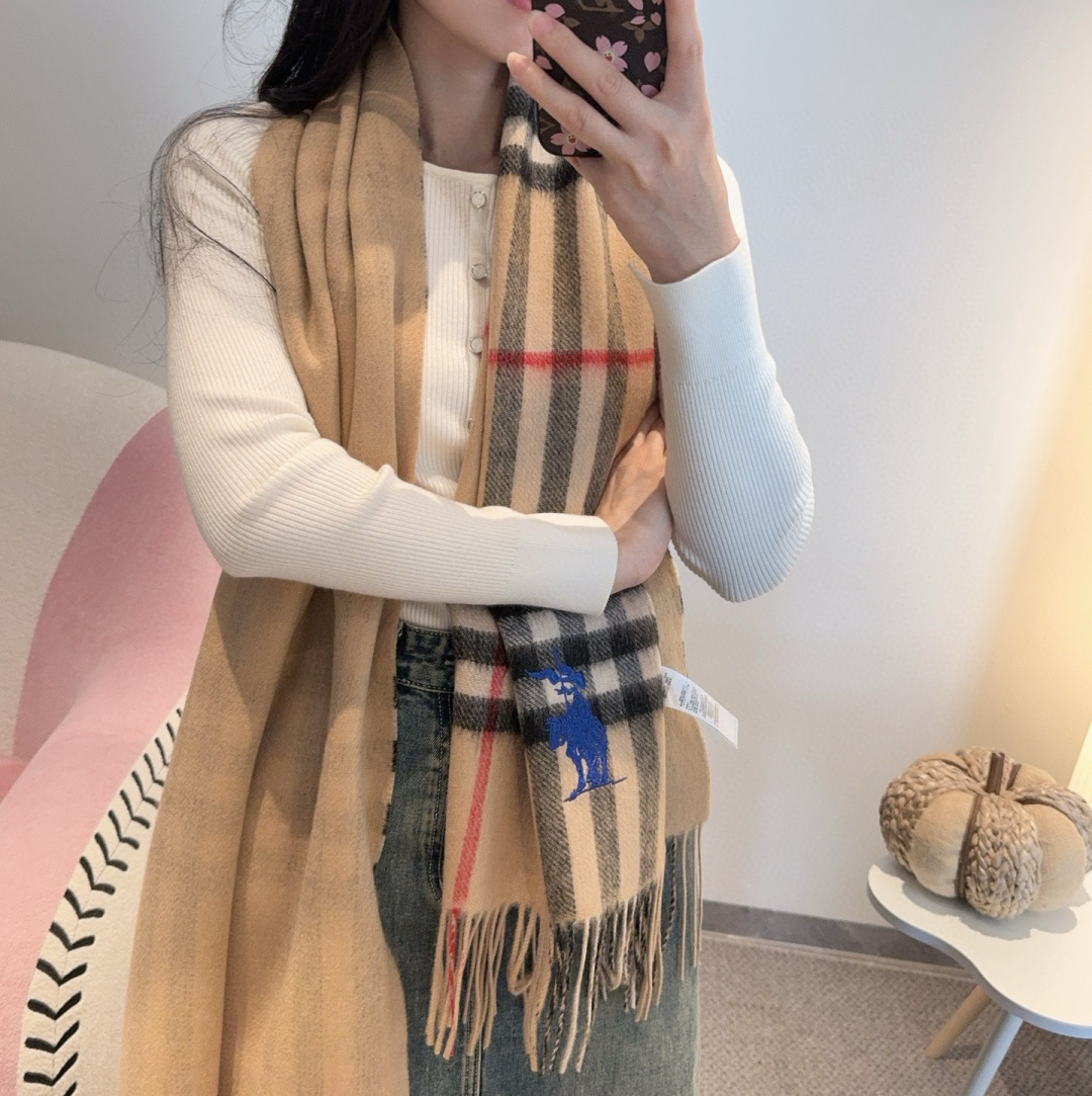 NO:711354,Burberry classic plaid perpetual model, bbr war horse embroidery classic [small plaid double-sided shawl] The quality is so good that it feels good. The high-end product of sherpa is absolutely screaming quality and the top design model of a fashion brand. The classic plaid with fashionable color matching is the highlight of this model. It is a must-have high-end boutique for autumn and winter.. Size 50*200 cm, the most cost-effective product, it is beautiful when given away for personal use. High version scarf, high version scarf, burberry, shawls19860909巴宝莉经典格子万年款,bbr战马刺绣经典【小格双面披肩】品质手感好到不行羊羔绒高尖端产物绝对令人尖叫的品质时尚大牌的顶尖设计款..经典格子搭配时尚拼色是此款令人尖叫的亮点秋冬必备的高端精品..尺寸50*200厘米,最高性价比产品,送人自用都美美哒高版本围巾,高版本围巾,burberry,shawls,scarf