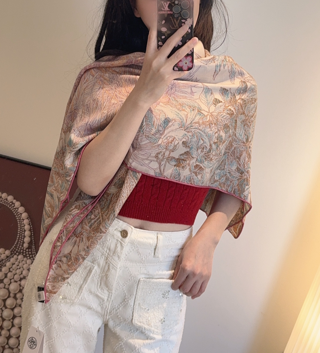 NO:711388,Palermo Botanical Garden Scarf name All‘Orto Botanico di Palermo Chinese name Palermo Botanical Garden Designer Franois Houtin Size 140cm*140cm70 cashmere silk [] Palermo is the capital of Sicily, Italy. The Palermo Botanical Garden was designed by the French-Argentine architect and landscape designer Carlos Sais.  Thays) and was officially inaugurated on September 7, 1898. This is the largest botanical garden in Italy, covering an area of 10 hectares, with various plant collections from tropical greenhouses to Mediterranean gardens. Designer Francois Houtins is a famous French contemporary artist and a garden designer. He was commissioned to restore the Tuileries Garden in Paris (Les Tuileries Garden) in 1991  Tuileries). The three garden-themed scarves he designed for Hermès are called the 'Fantasy Garden Trilogy' by collectors of Hermès second-hand scarves. High version scarf, high version scarf, hermes19860909巴勒莫植物园 丝巾名称All‘Orto Botanico di Palermo 中文名称巴勒莫植物园 设计师Franois Houtin 尺寸140cm*140cm70羊绒丝 []巴勒莫是意大利西西里岛的首府,巴勒莫植物园由法裔阿根廷建筑师兼园景设计师卡洛斯·赛斯（Carlos Thays）设计,1898年9月7日正式落成.这是意大利最大的植物园,占地10公顷,从热带温室到地中海花园,这里有各种植物收藏.  ]设计师Francois Houtins是著名的法国当代艺术家,同时也是一名园林设计师,他曾于1991年受托修复巴黎的杜乐丽花园（Les Tuileries）.他为爱马仕设计的3条园林主题丝巾,被爱马仕中古丝巾藏家们称为“奇幻花园三部曲”高版本围巾,高版本围巾,hermes,scarf