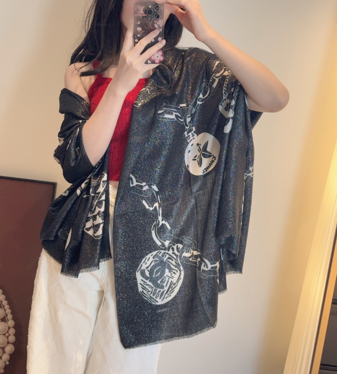 NO:711297,New scarf that will shine. New customer-supplied silver thread cashmere fabric long scarf. So beautiful [crying] [Xiaoxiang Silver Thread Icon], the royal palace-level top-notch new counter is on sale. The unique design style of pure cashmere sequins plus the rich Xiangjia's characteristic splicing pattern print of this season. It is extremely beautiful. Really. The upper body is extremely luxurious and high-end. Rare ~ little expensive ~ you can decide whether it looks good or not. Size 105x200cm  Large long scarf, top quality pure cashmere high version scarf, high version scarf, chanel19860909上新 会发光发亮的围巾 新款客供银线羊绒面料长巾 美翻了[流泪]【小香银线图标】,御用殿堂级极品新款专柜在售 纯羊绒亮片独特设计风格加上富有香家本季特色拼接图案印花 美丽至极 真的 上身极为奢华上档次 稀有～小贵～好看不好看自己看吧 尺寸105x200cm 大长巾,顶级纯羊绒高版本围巾,高版本围巾,chanel,scarf