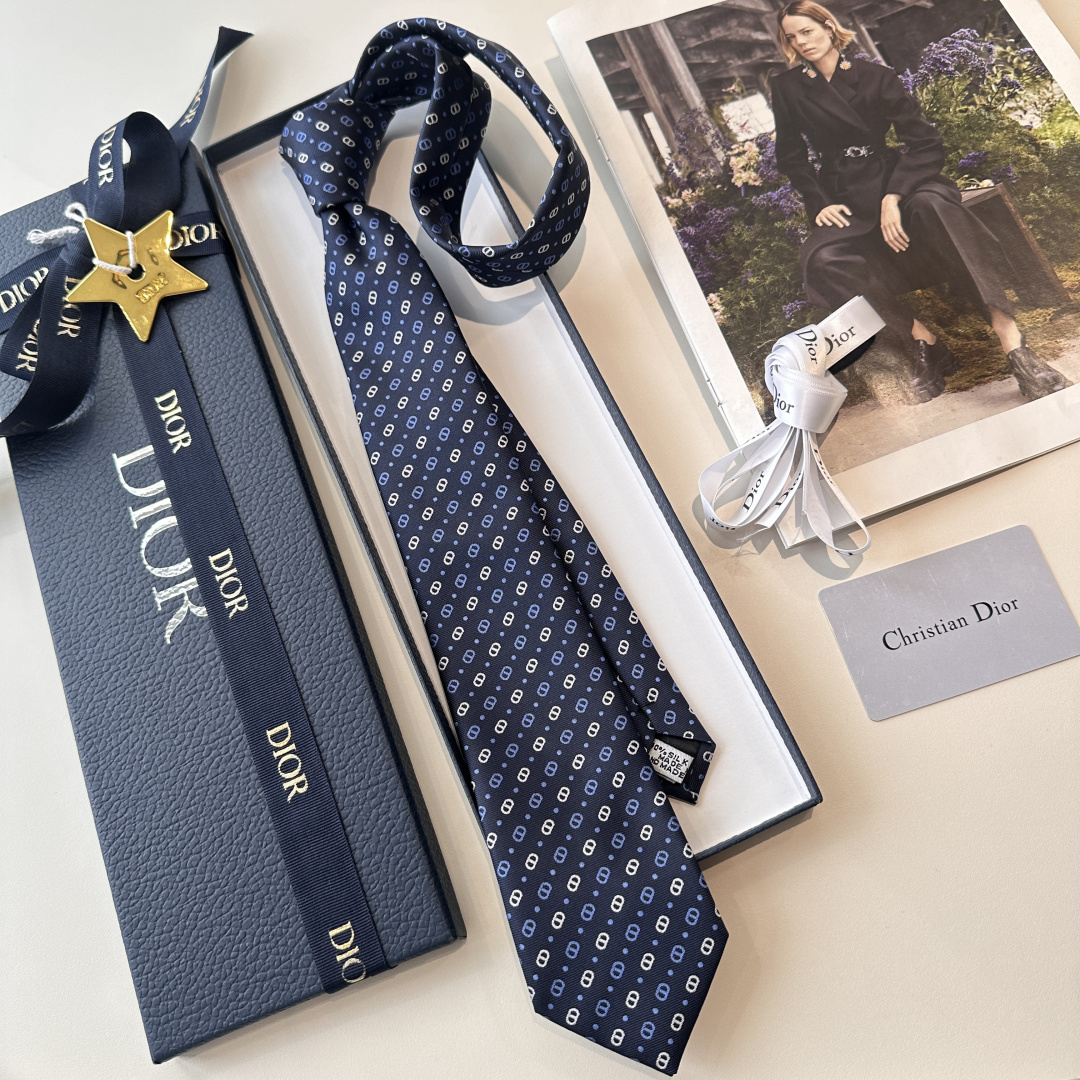 特 爆款到👏👏Do家新款领带 👔👔Dior男士【D家LOGO系列领带】，稀有😻😻展现精湛手工与时尚优雅的