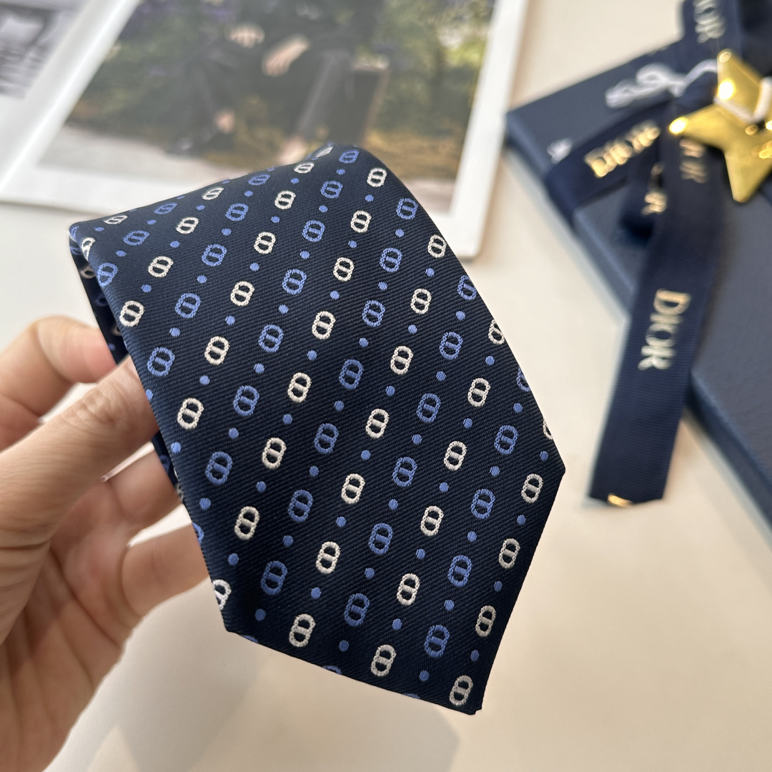特 爆款到👏👏Do家新款领带 👔👔Dior男士【D家LOGO系列领带】，稀有😻😻展现精湛手工与时尚优雅的