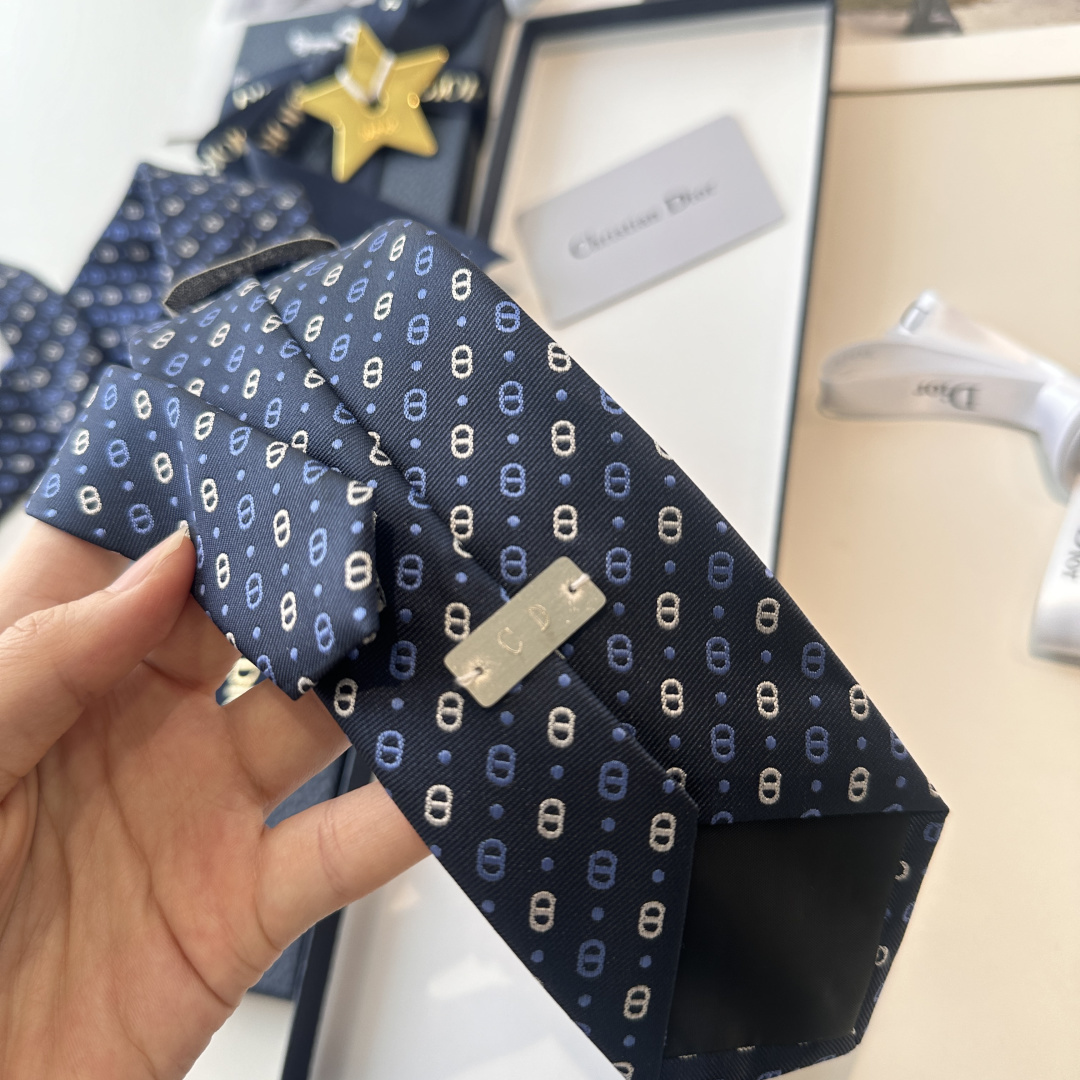特 爆款到👏👏Do家新款领带 👔👔Dior男士【D家LOGO系列领带】，稀有😻😻展现精湛手工与时尚优雅的