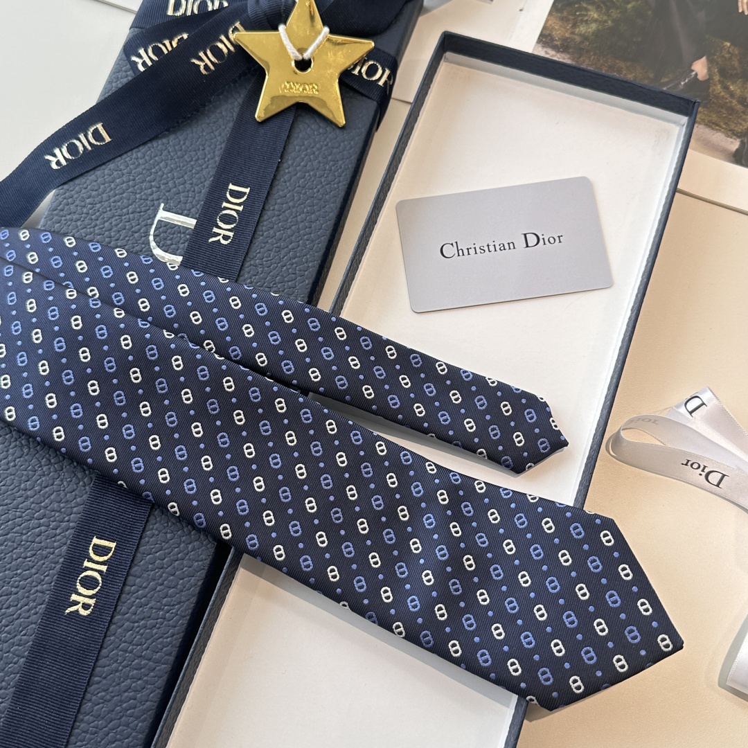 特 爆款到👏👏Do家新款领带 👔👔Dior男士【D家LOGO系列领带】，稀有😻😻展现精湛手工与时尚优雅的