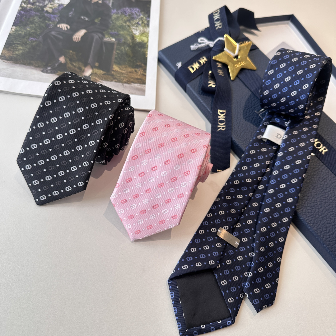 特 爆款到👏👏Do家新款领带 👔👔Dior男士【D家LOGO系列领带】，稀有😻😻展现精湛手工与时尚优雅的