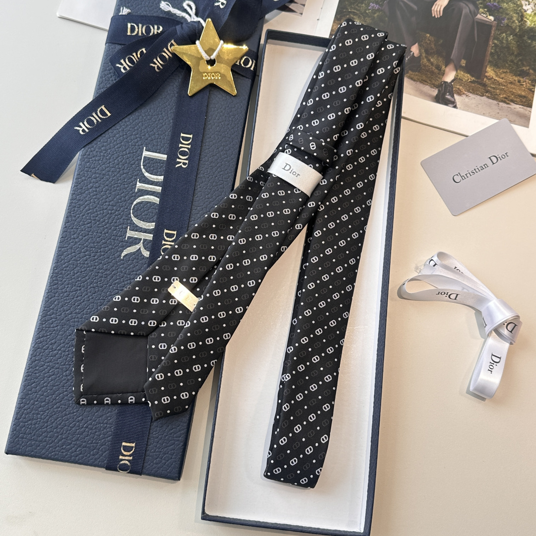 特 爆款到👏👏Do家新款领带 👔👔Dior男士【D家LOGO系列领带】，稀有😻😻展现精湛手工与时尚优雅的