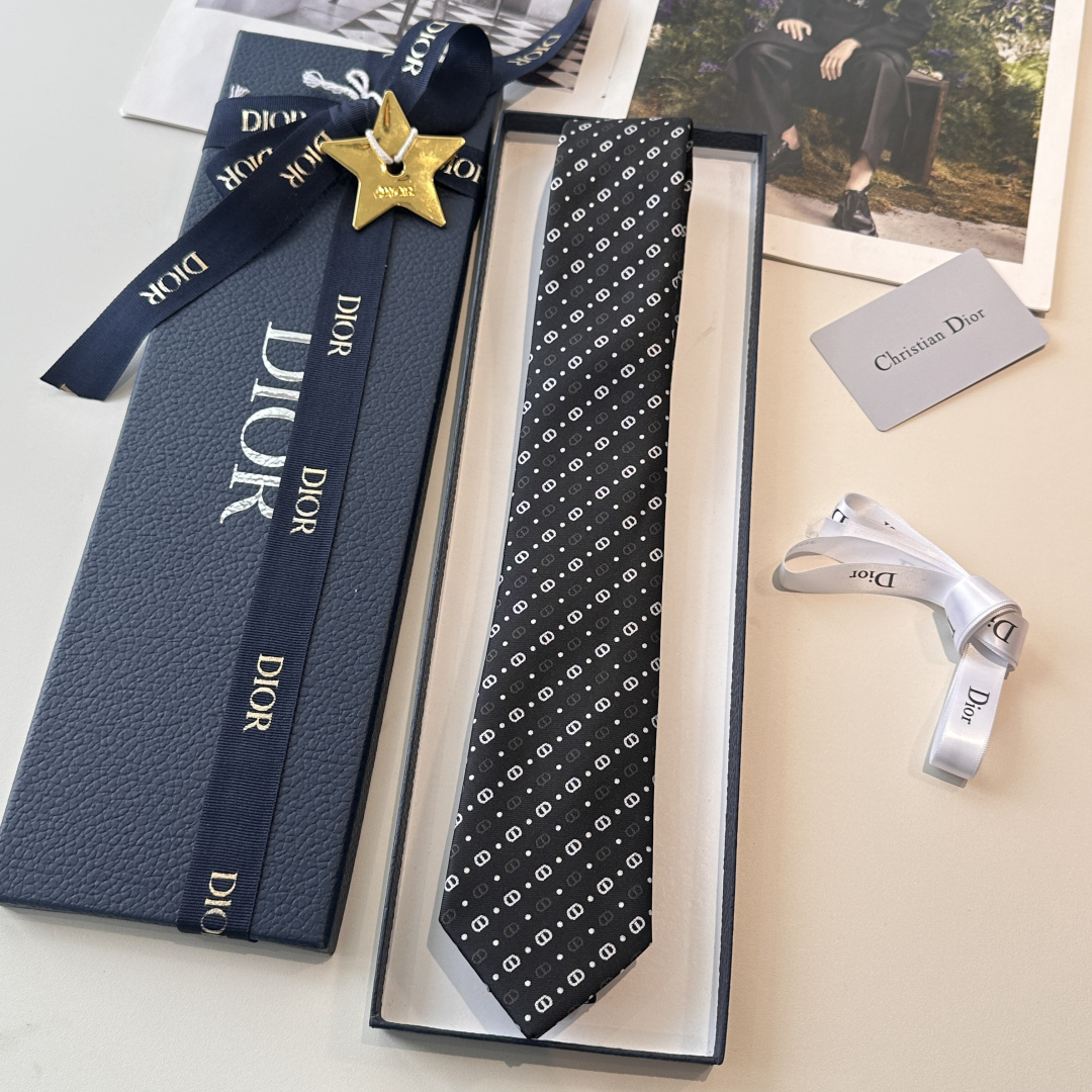 特 爆款到👏👏Do家新款领带 👔👔Dior男士【D家LOGO系列领带】，稀有😻😻展现精湛手工与时尚优雅的