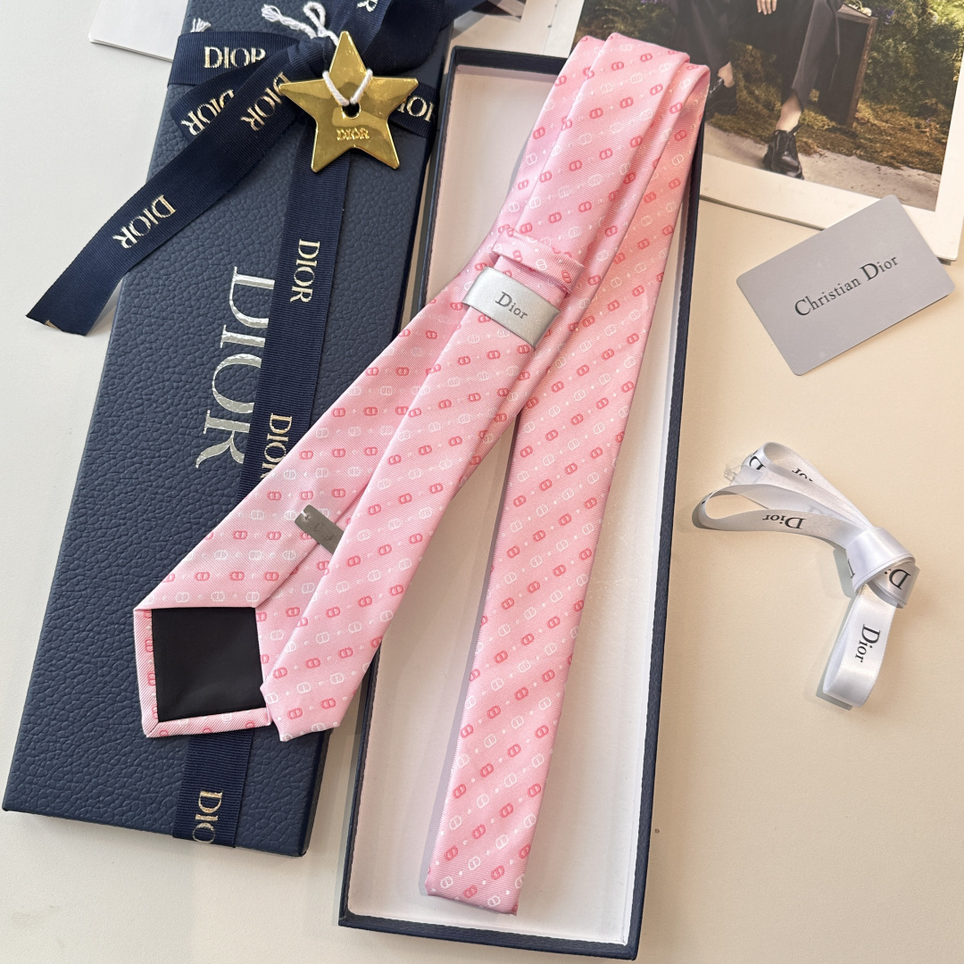 特 爆款到👏👏Do家新款领带 👔👔Dior男士【D家LOGO系列领带】，稀有😻😻展现精湛手工与时尚优雅的