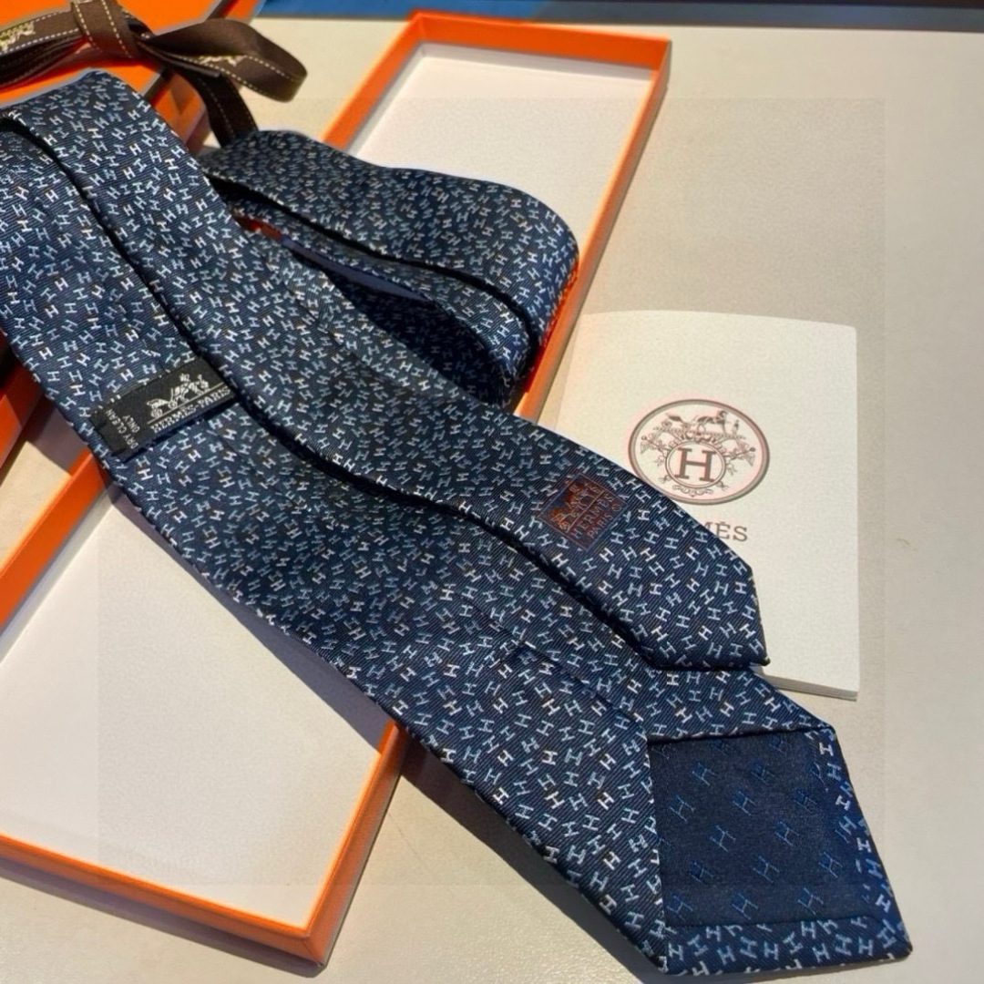 爱马仕男士新款领带系列👔👔，让男士可以充分展示自己个性。100%顶级斜纹真丝手工定制‼