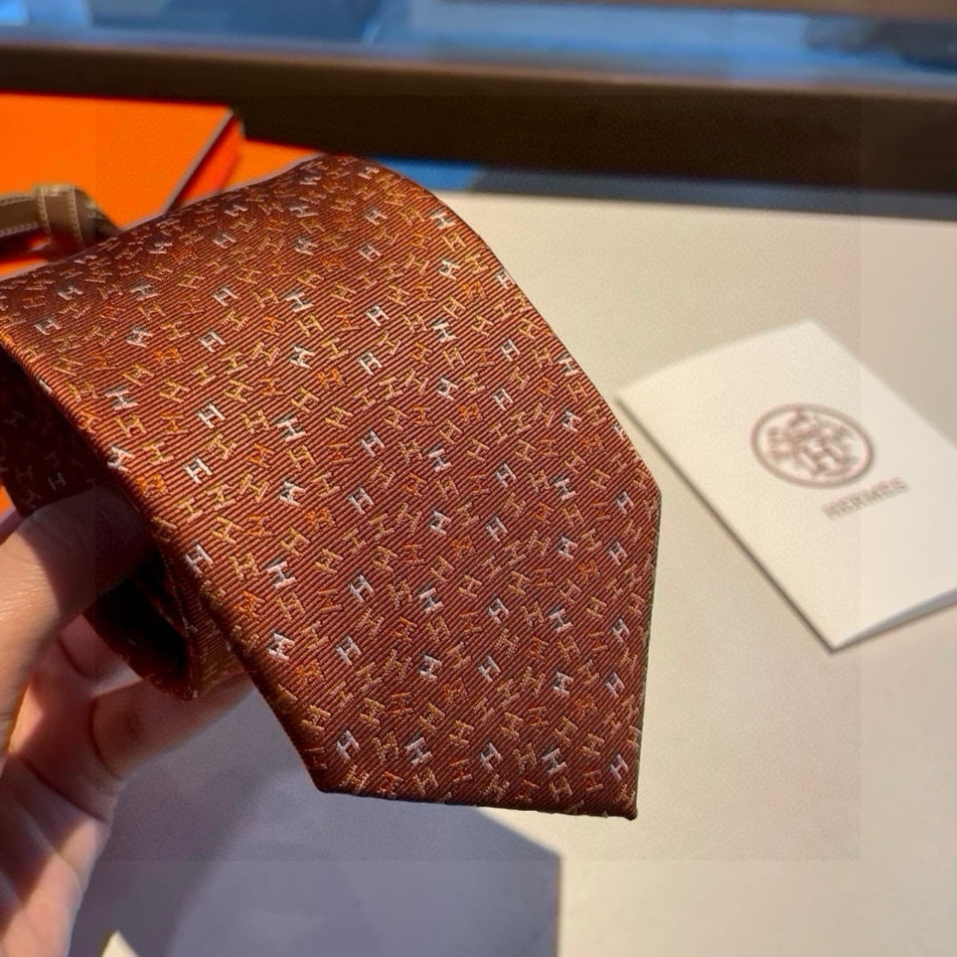爱马仕男士新款领带系列👔👔，让男士可以充分展示自己个性。100%顶级斜纹真丝手工定制‼