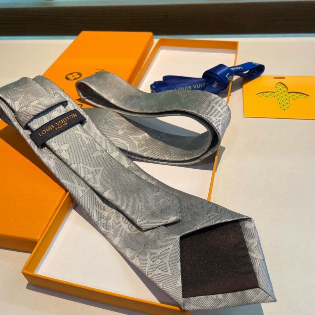 💖💖 男士领带系列👔👔，稀有😻😻展现精湛手工与时尚优雅的理想选择，此款真丝织就的Diamonds V领带