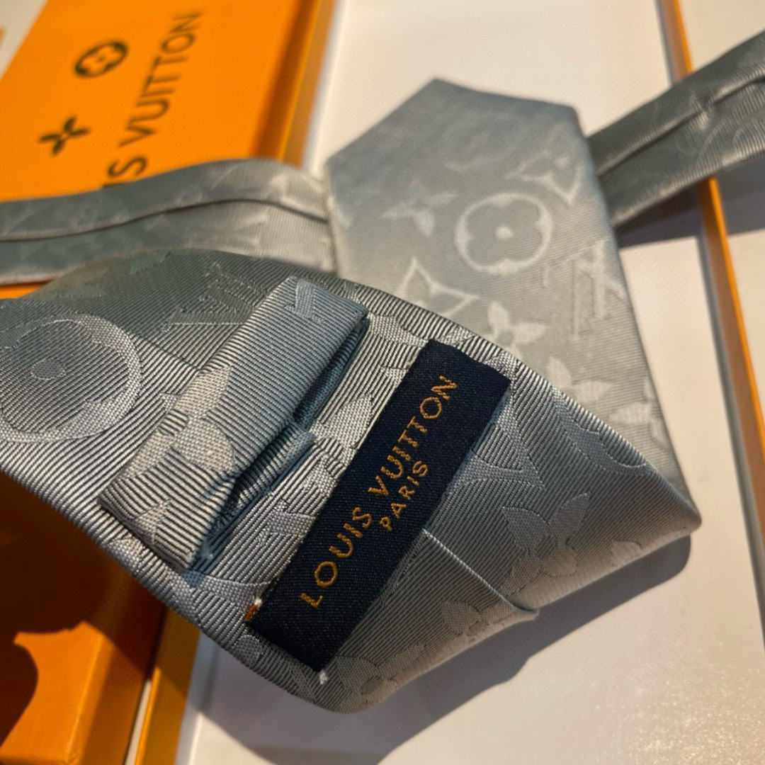 💖💖 男士领带系列👔👔，稀有😻😻展现精湛手工与时尚优雅的理想选择，此款真丝织就的Diamonds V领带