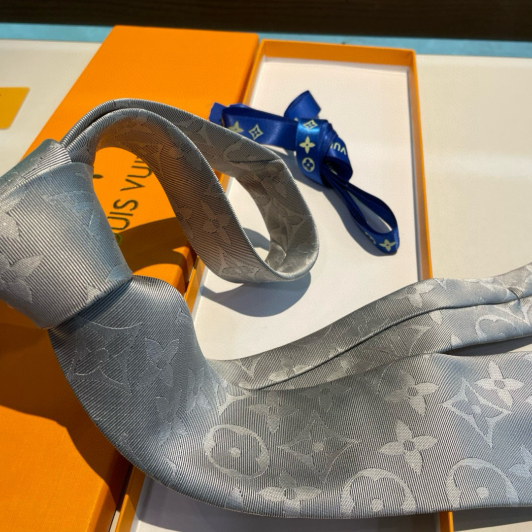 💖💖 男士领带系列👔👔，稀有😻😻展现精湛手工与时尚优雅的理想选择，此款真丝织就的Diamonds V领带