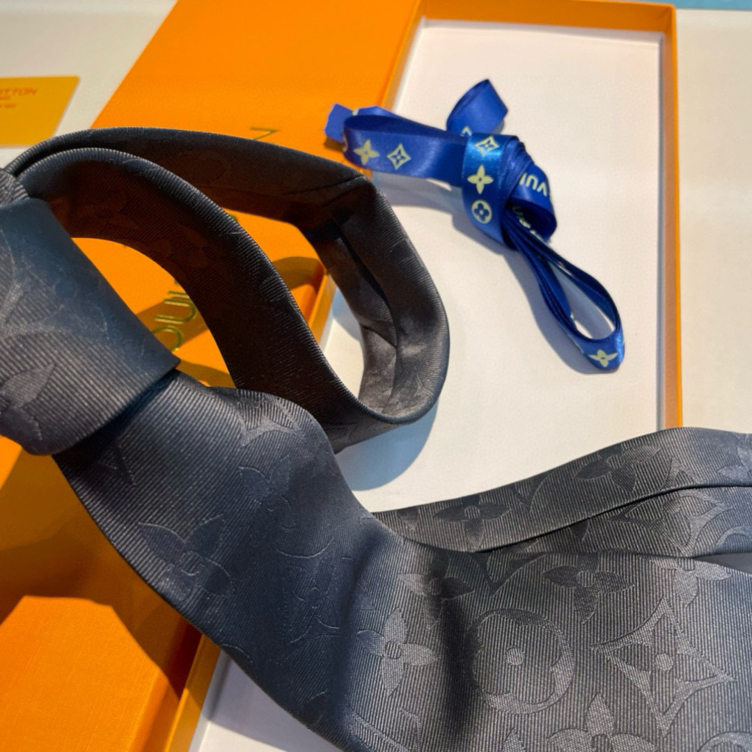 💖💖 男士领带系列👔👔，稀有😻😻展现精湛手工与时尚优雅的理想选择，此款真丝织就的Diamonds V领带