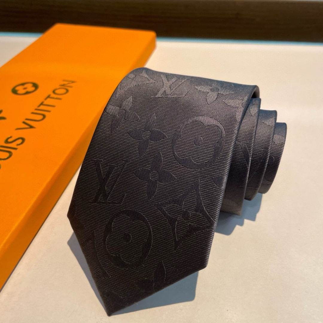 💖💖 男士领带系列👔👔，稀有😻😻展现精湛手工与时尚优雅的理想选择，此款真丝织就的Diamonds V领带