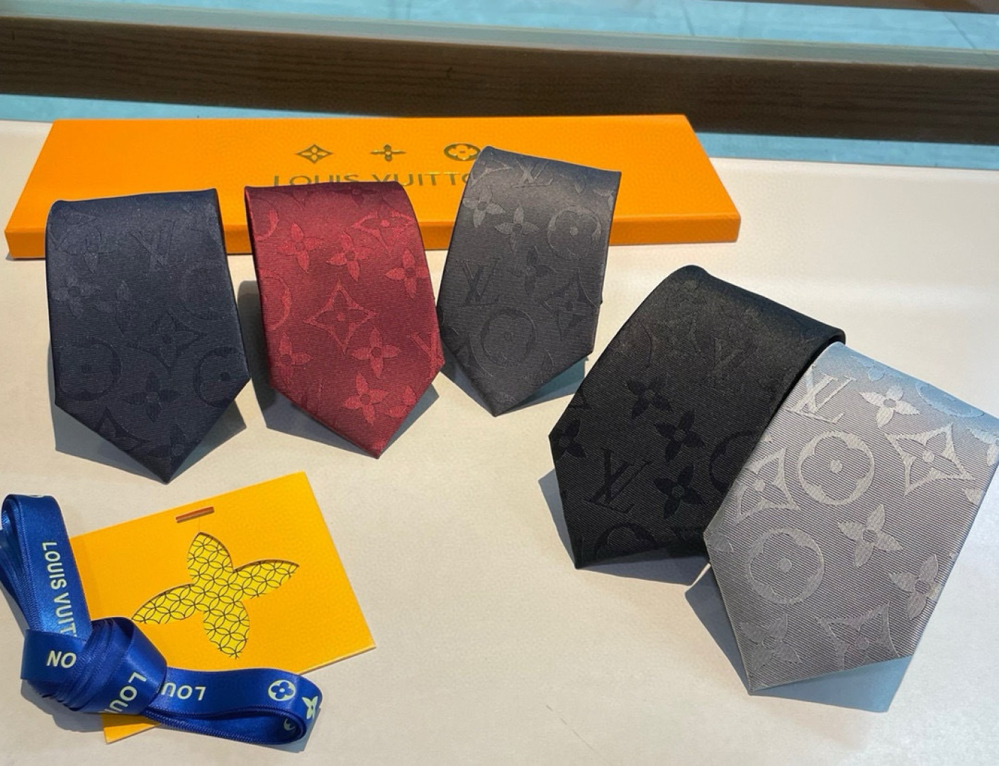 💖💖 男士领带系列👔👔，稀有😻😻展现精湛手工与时尚优雅的理想选择，此款真丝织就的Diamonds V领带