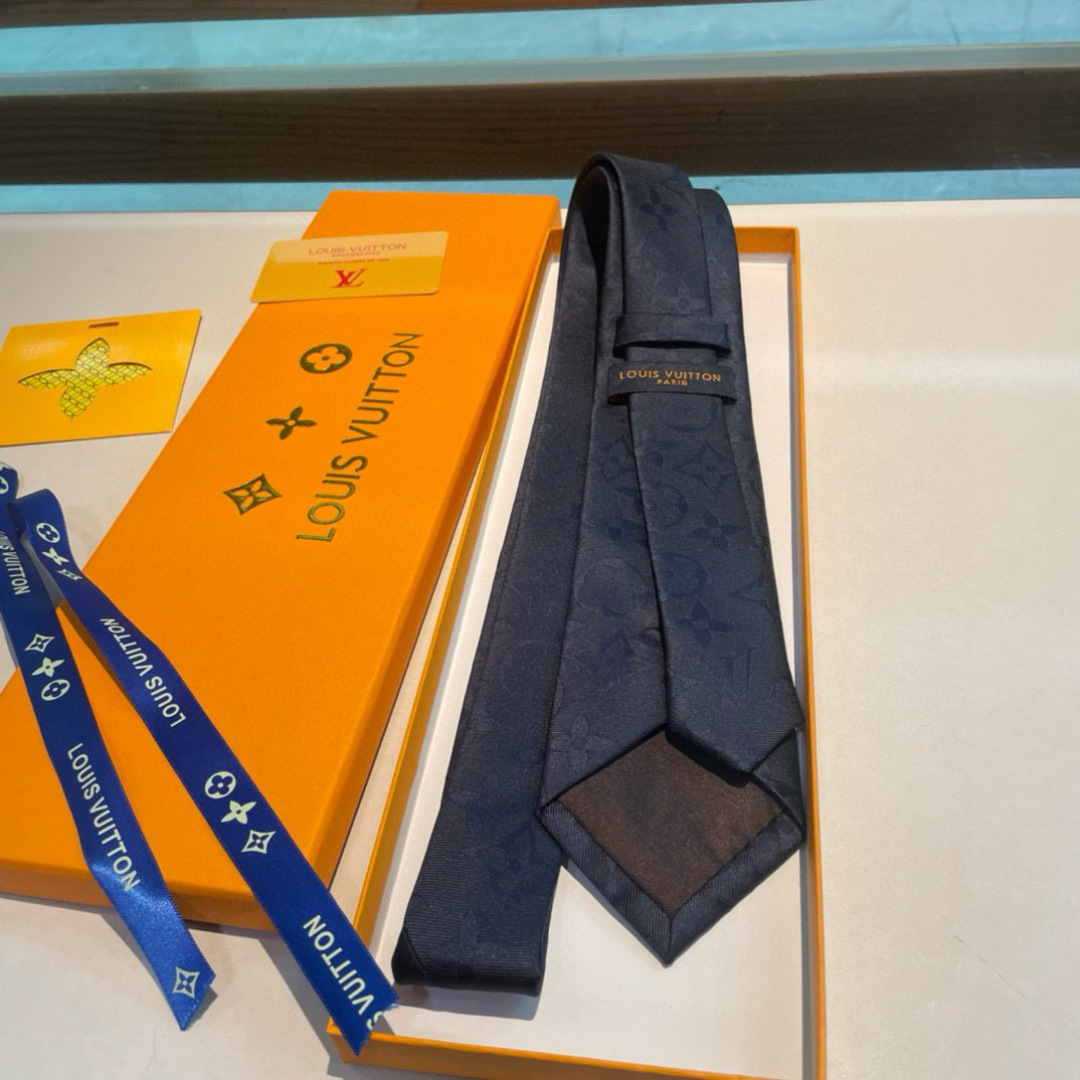 💖💖 男士领带系列👔👔，稀有😻😻展现精湛手工与时尚优雅的理想选择，此款真丝织就的Diamonds V领带